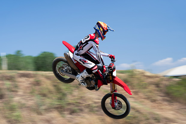 04 my27 ducati desmo450mx factory action 1 23
