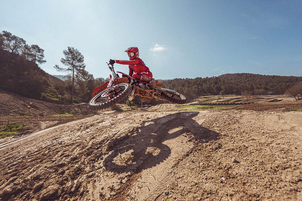 104458 mc 125 motocross my26 action 1