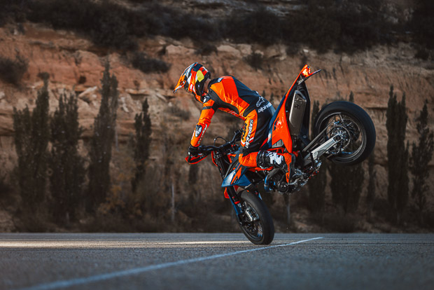 663363 my26 ktm 690 smc r action action action 23