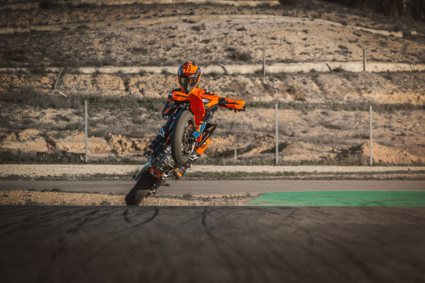 663383 my26 ktm 690 smc r action action action 21