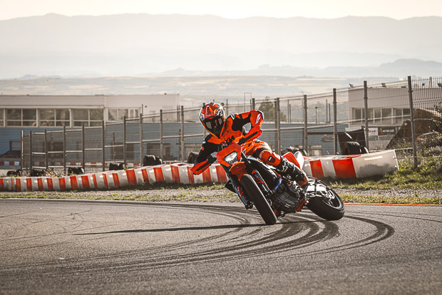 663403 my26 ktm 690 smc r action action action 39